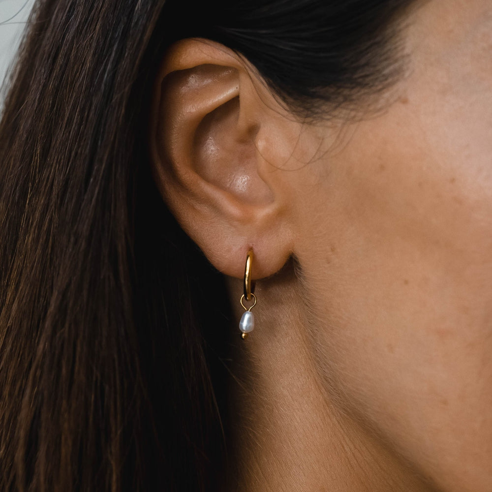 Parel Huggie Hoops