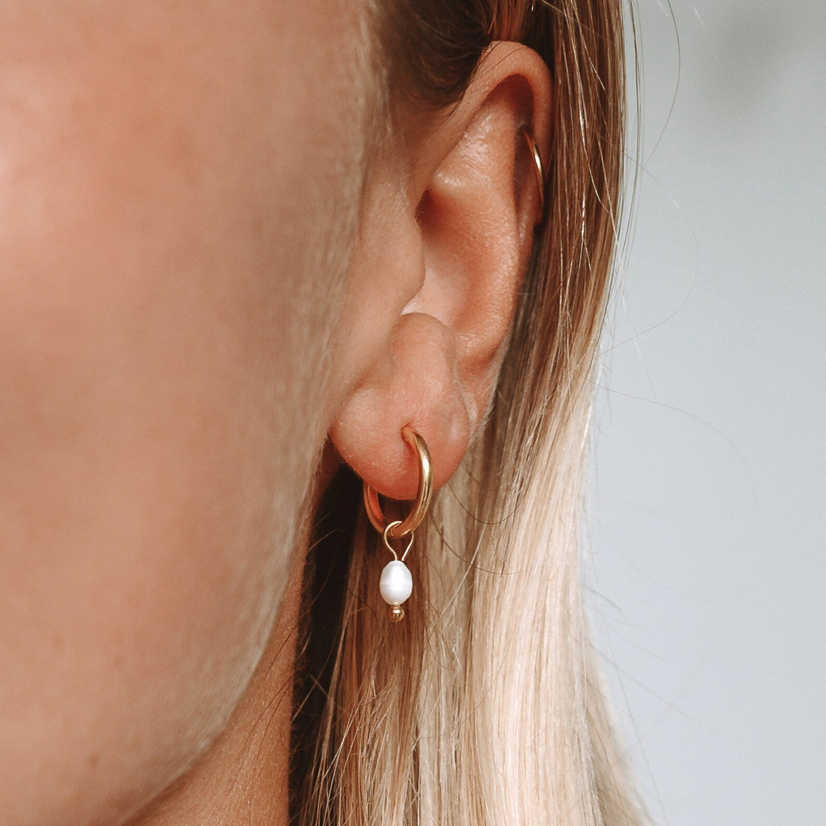 Parel Huggie Hoops